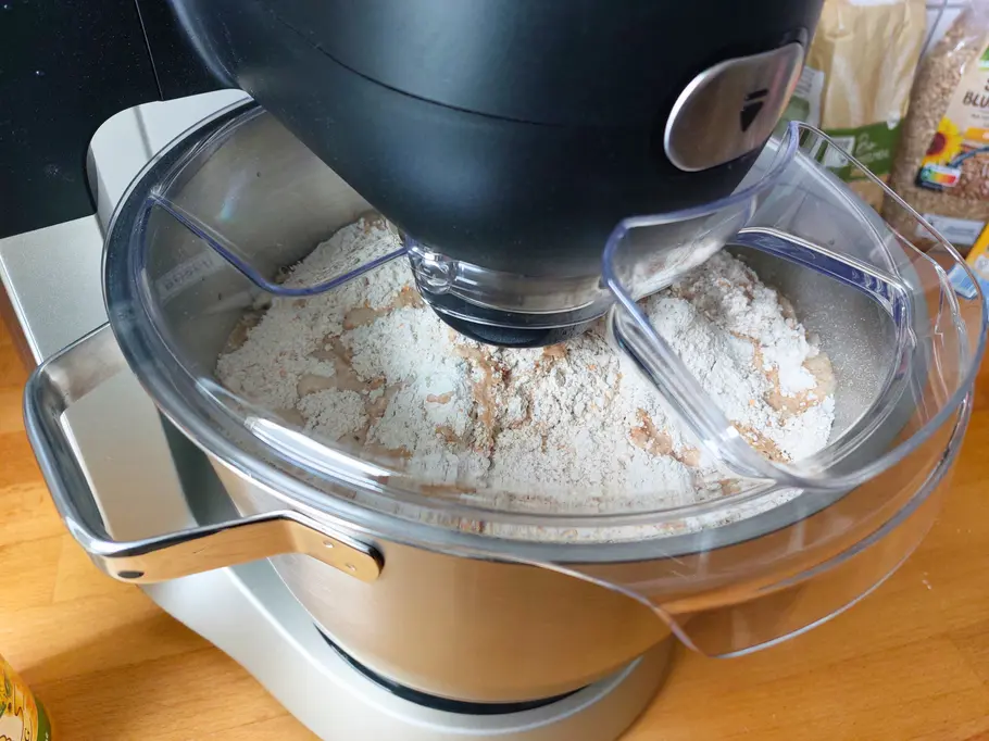 Küchenmaschine Bosch MUMS6 mit einer Schüssel voller Brotteig Küchenmaschine Bosch MUMS6 mit einer Schüssel voller Brotteig.