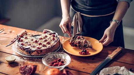 Die besten Kuchenmesser im Vergleich - Foto: iStock/ eclipse_images