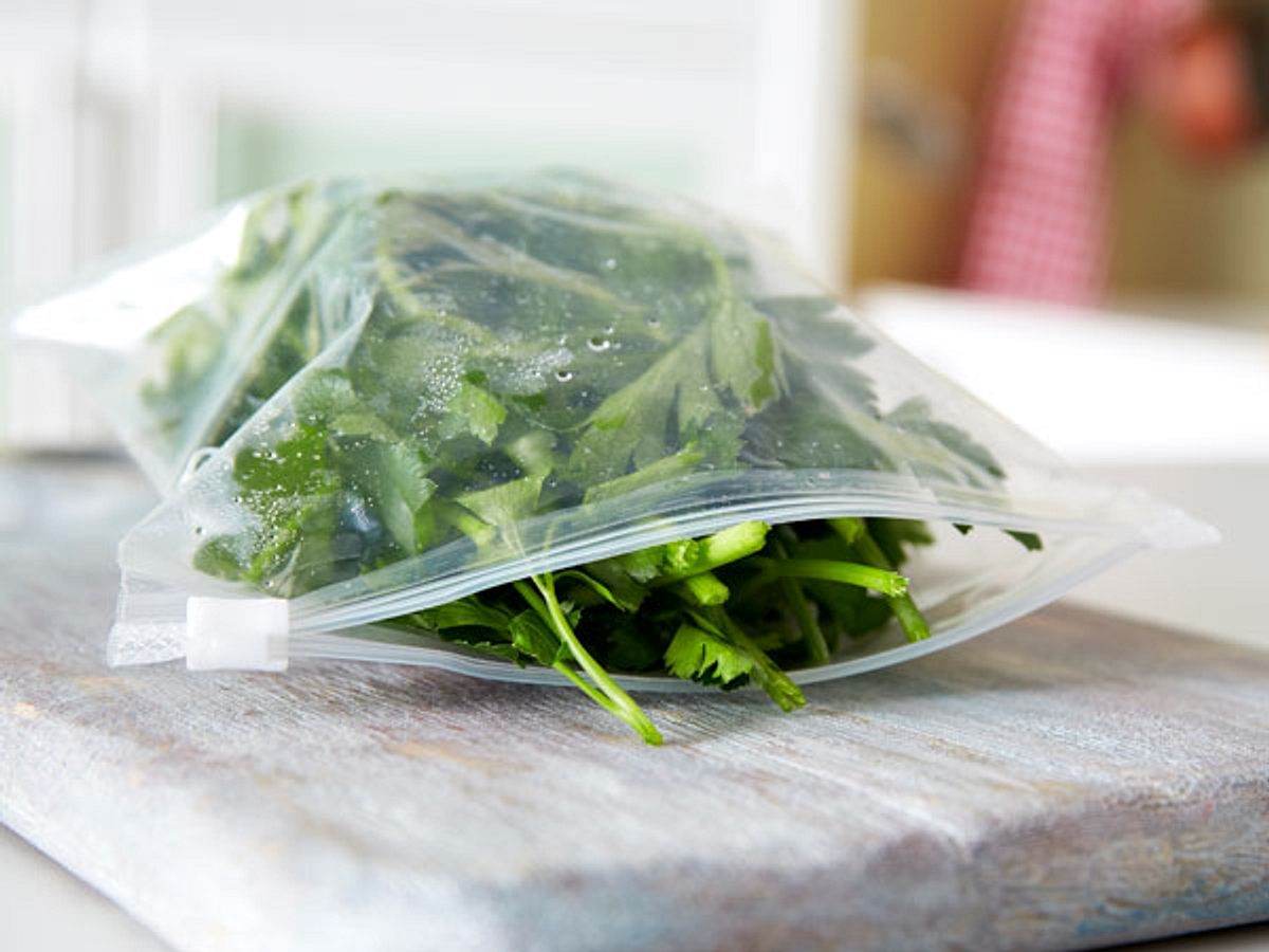 Küchenkräuter bleiben in Plastikbeuteln länger frisch