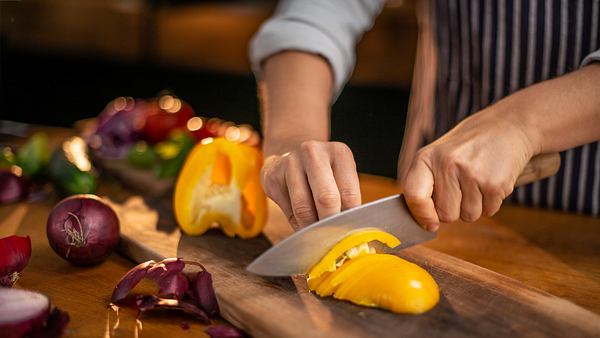 Küchenmesser Test beim Schneiden von Paprika - Foto: iStock/Nicholas77