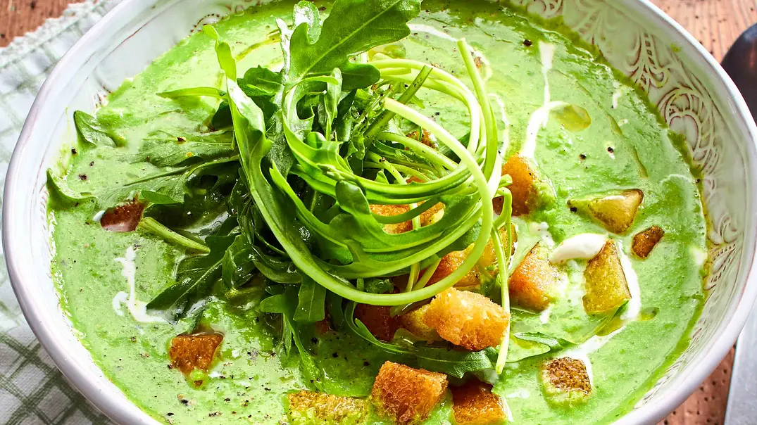 Rucola - Cremig als kühle Suppe mit Knuspertopping Rezept - Foto: LECKER @ Bauer Media Group Rucola - Cremig als kühle Suppe mit Knuspertopping Rezept - Foto: LECKER @ Bauer Media Group
