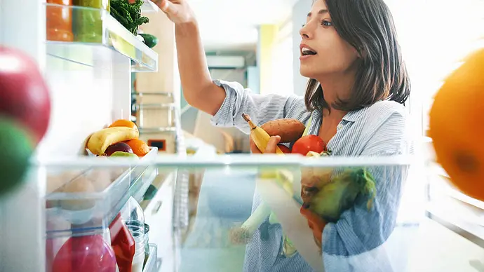 Kühlschrank groß Frau Obst - Foto: iStock / gilaxia Kühlschrank groß Frau Obst - Foto: iStock / gilaxia