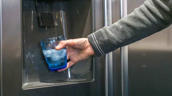 Kuehlschrank mit Eiswuerfelspender Glas - Foto: iStock / Michael Reeve