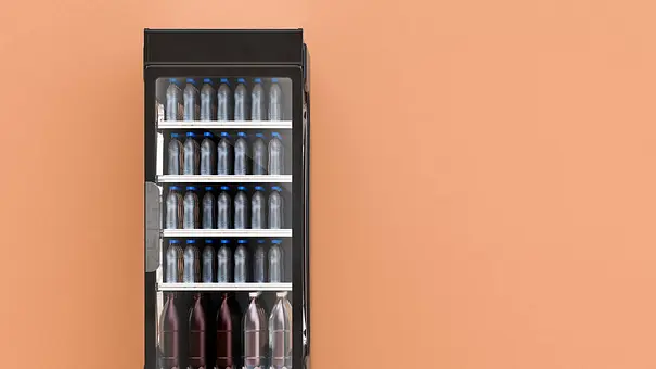 Kühlschrank mit Glastür - Foto: iStock / AlexLMX Kühlschrank mit Glastür - Foto: iStock / AlexLMX