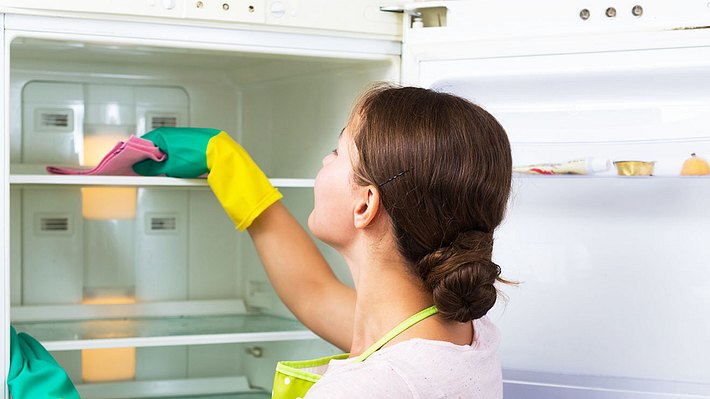 Mit unseren Tipps & Tricks wird das Kühlschrank reinigen bald zum Vergnügen. Foto: iStock / JackF - Foto: iStock / JackF