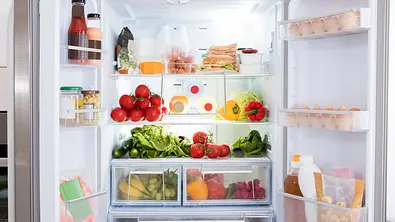 Offener Kühlschrank mit praktischen Kühlschrankkörben - Foto: iStock/AndreyPopov Offener Kühlschrank mit praktischen Kühlschrankkörben - Foto: iStock/AndreyPopov