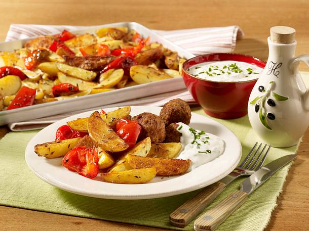 Kümmel-Kartoffeln vom Blech mit Kräuterquark-Dip Rezept