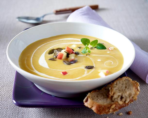 Kürbis-Apfelsuppe mit Schmand und gerösteten Kürbiskernen Rezept Kürbis-Apfelsuppe mit Schmand und gerösteten Kürbiskernen Rezept