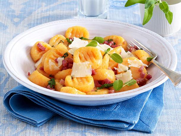 Kartoffel-Kürbis-Gnocchi Mit Salbei-Butter Rezept | LECKER