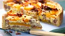 Angeschnittene Kürbis-Hack-Quiche auf einer weißen Servierplatte. Daneben ein Messer zum Anschneiden. - Foto: LECKER @ Bauer Media Group Angeschnittene Kürbis-Hack-Quiche auf einer weißen Servierplatte. Daneben ein Messer zum Anschneiden. - Foto: LECKER @ Bauer Media Group
