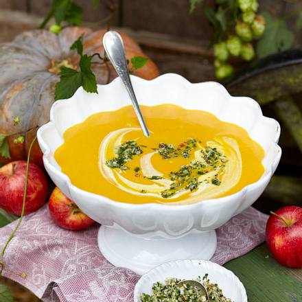 Kürbis-Kartoffel-Suppe mit Mandelpesto Rezept