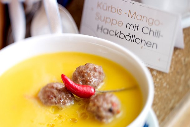 Kürbis-Mango-Suppe mit Chili-Hackbällchen Rezept Kürbis-Mango-Suppe mit Chili-Hackbällchen Rezept