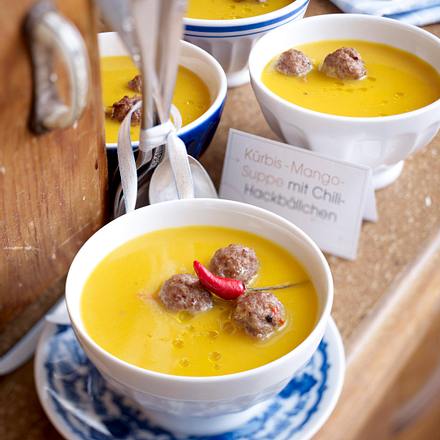 Kürbis-Mango-Suppe mit Chili-Hackbällchen Rezept