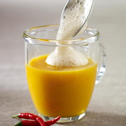 Kürbis-Mangosuppe mit Chilischaum Rezept Kürbis-Mangosuppe mit Chilischaum Rezept