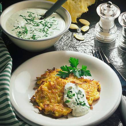 Kürbis-Puffer mit Kräutersoße Rezept Kürbis-Puffer mit Kräutersoße Rezept