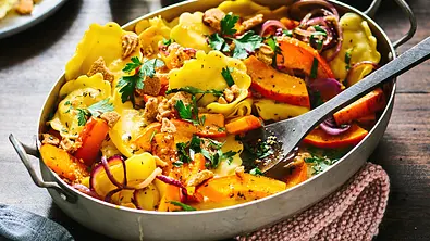 Kürbis-Ravioli in einem flachen ovalen Bräter - Foto: LECKER @ Bauer Media Group