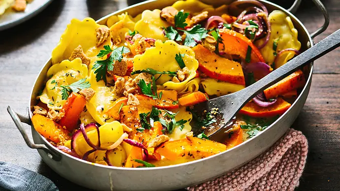 Kürbis-Ravioli in einem flachen ovalen Bräter - Foto: LECKER @ Bauer Media Group Kürbis-Ravioli in einem flachen ovalen Bräter - Foto: LECKER @ Bauer Media Group