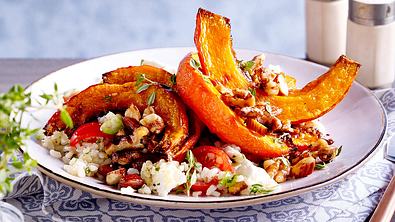 Kürbis-Rezepte vegetarisch: Gerösteter Kürbis auf Bulgursalat - Foto: LECKER @ Bauer Media Group
