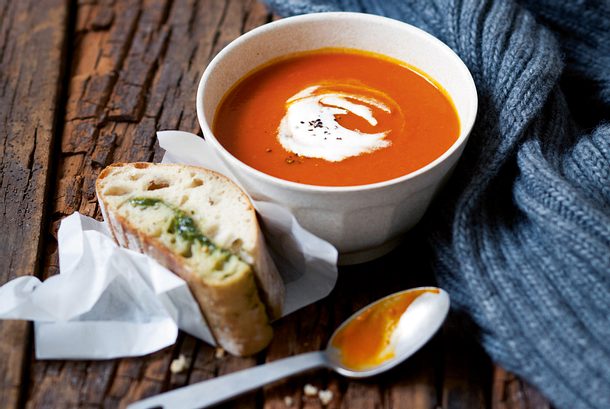 Kürbis-Tomaten-Suppe mit Pesto-Ciabatta Rezept
