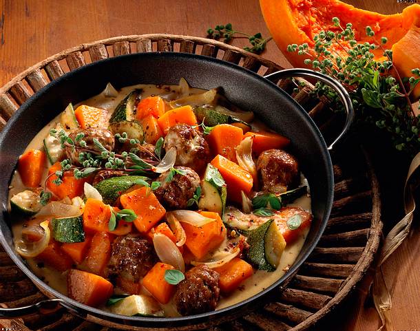 Kürbis-Zucchini-Pfanne mit Hackbällchen Rezept Kürbis-Zucchini-Pfanne mit Hackbällchen Rezept