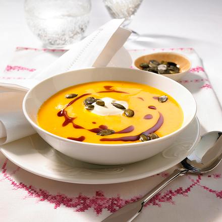 Kürbiscremesuppe mit Kernöl Rezept Kürbiscremesuppe mit Kernöl Rezept