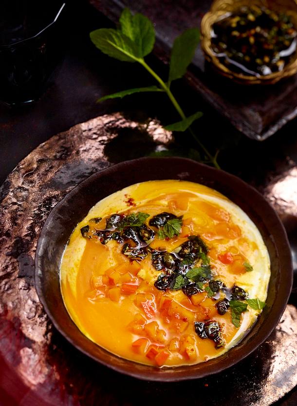 Kürbiscremesuppe mit Kürbiskern-Mint-Pesto Rezept | LECKER