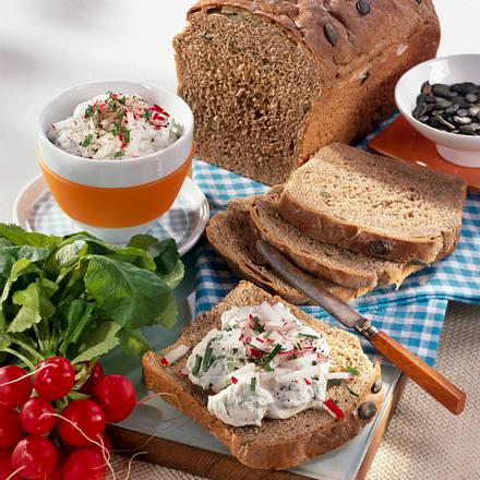 Kürbiskernbrot mit Bärlauch-Frischkäse Rezept Kürbiskernbrot mit Bärlauch-Frischkäse Rezept
