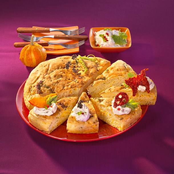 Kürbiskuchen mit Gemüsedip Rezept