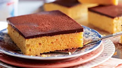 Ein Stück Kürbiskuchen mit Schokoguss - Foto: LECKER @ Bauer Media Group Ein Stück Kürbiskuchen mit Schokoguss - Foto: LECKER @ Bauer Media Group