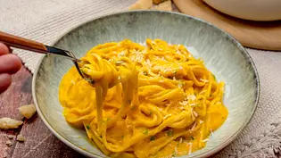 Cremige Kürbis-Spaghetti in einem hellgrauen, tiefen Teller, eine Gabel nimmt sich ein paar Spaghetti. - Foto: LECKER @ Bauer Media Group Cremige Kürbis-Spaghetti in einem hellgrauen, tiefen Teller, eine Gabel nimmt sich ein paar Spaghetti. - Foto: LECKER @ Bauer Media Group