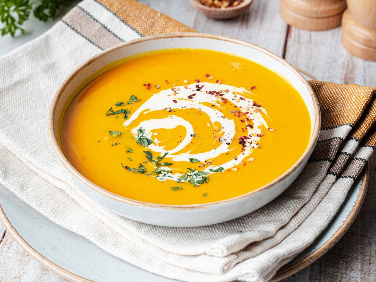 Klassische Kürbissuppe mit Sahne, Petersilie und Chiliflocken