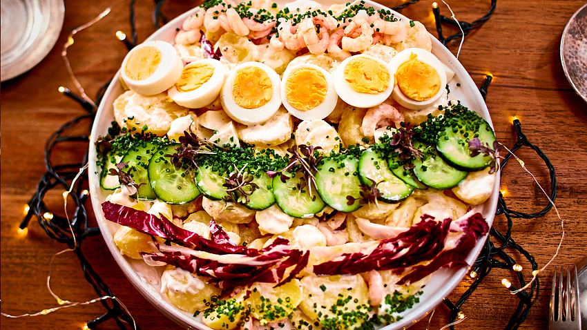 Kugeliger Kartoffelsalat mit schmucken Garnelen Rezept - Foto: House of Food / Bauer Food Experts KG