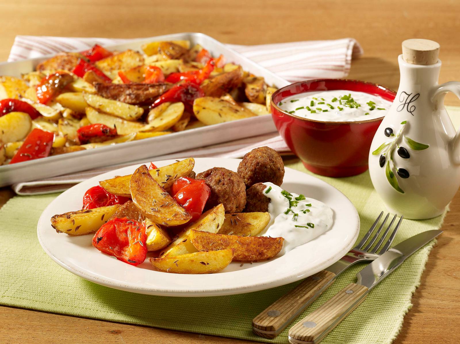 Kümmel-Kartoffeln vom Blech mit Kräuterquark-Dip Rezept | LECKER
