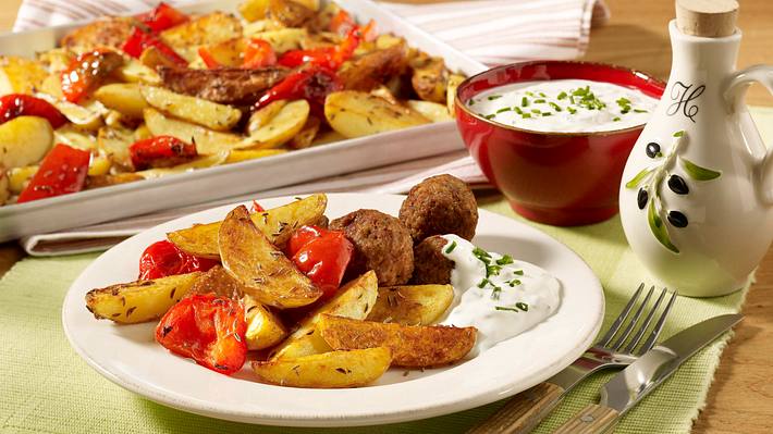 Kümmel-Kartoffeln vom Blech mit Kräuterquark-Dip Rezept - Foto: House of Food / Bauer Food Experts KG