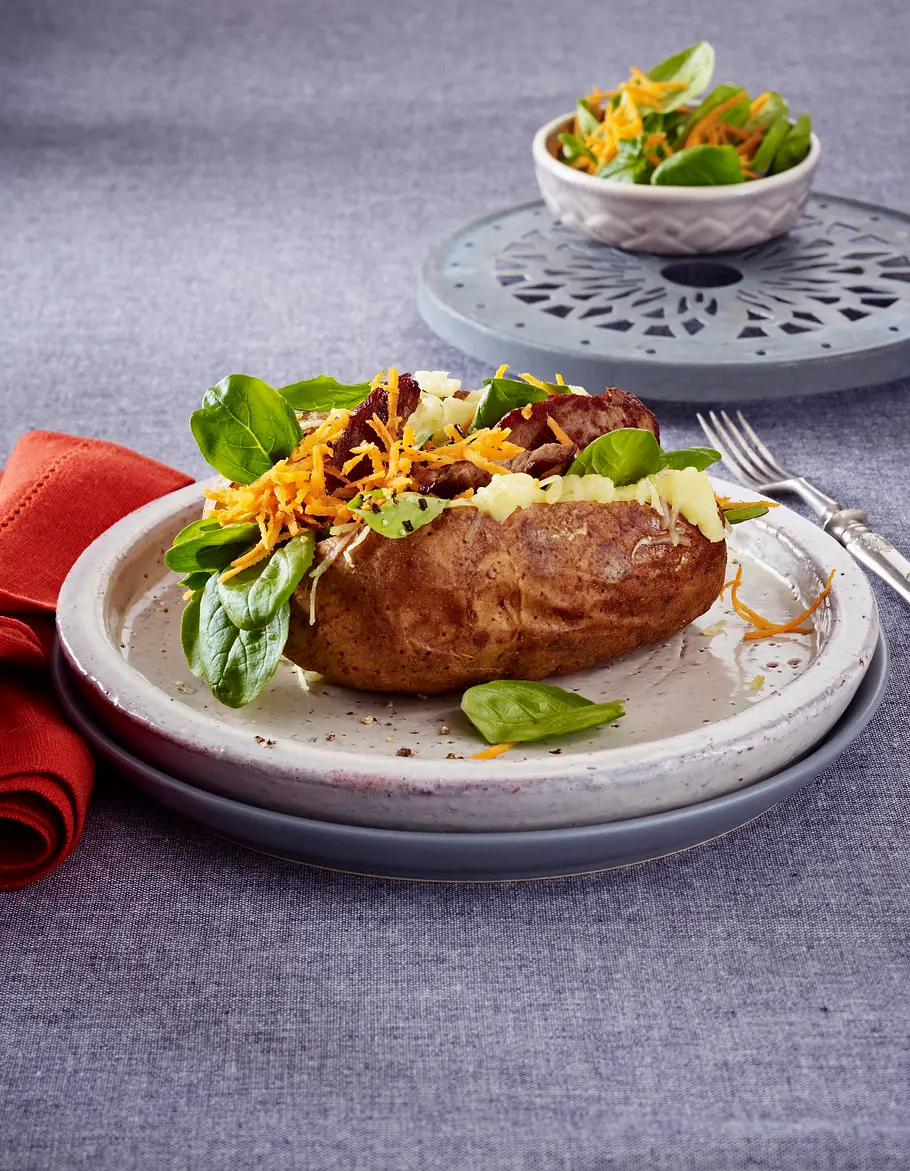 Kumpir-Kartoffel mit Steakstreifen und Joghurtsoße Rezept Kumpir-Kartoffel mit Steakstreifen und Joghurtsoße Rezept