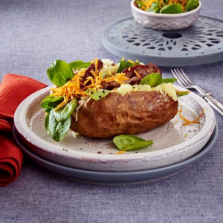 Kumpir-Kartoffel mit Steakstreifen und Joghurtsoße Rezept