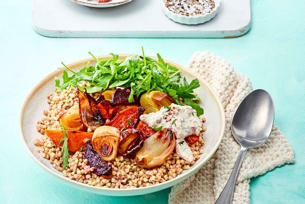 Kunterbunt und gesund: Ofengemüse im Buchweizenbett Rezept