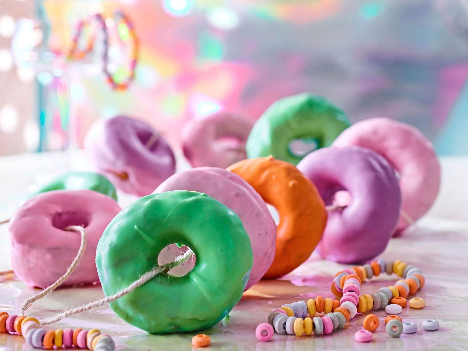 Kunterbunte Donut-Kette Rezept | LECKER