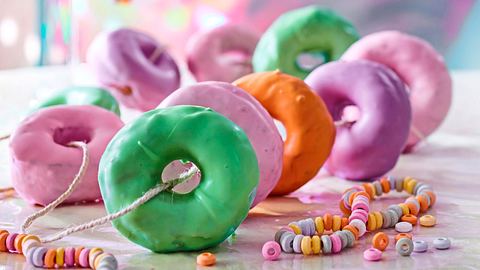 Kunterbunte Donut-Kette Rezept - Foto: House of Food / Bauer Food Experts KG