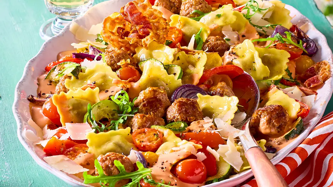 Kunterbunte Sommer-Ravioli vom Blech Rezept - Foto: LECKER @ Bauer Media Group Kunterbunte Sommer-Ravioli vom Blech Rezept - Foto: LECKER @ Bauer Media Group