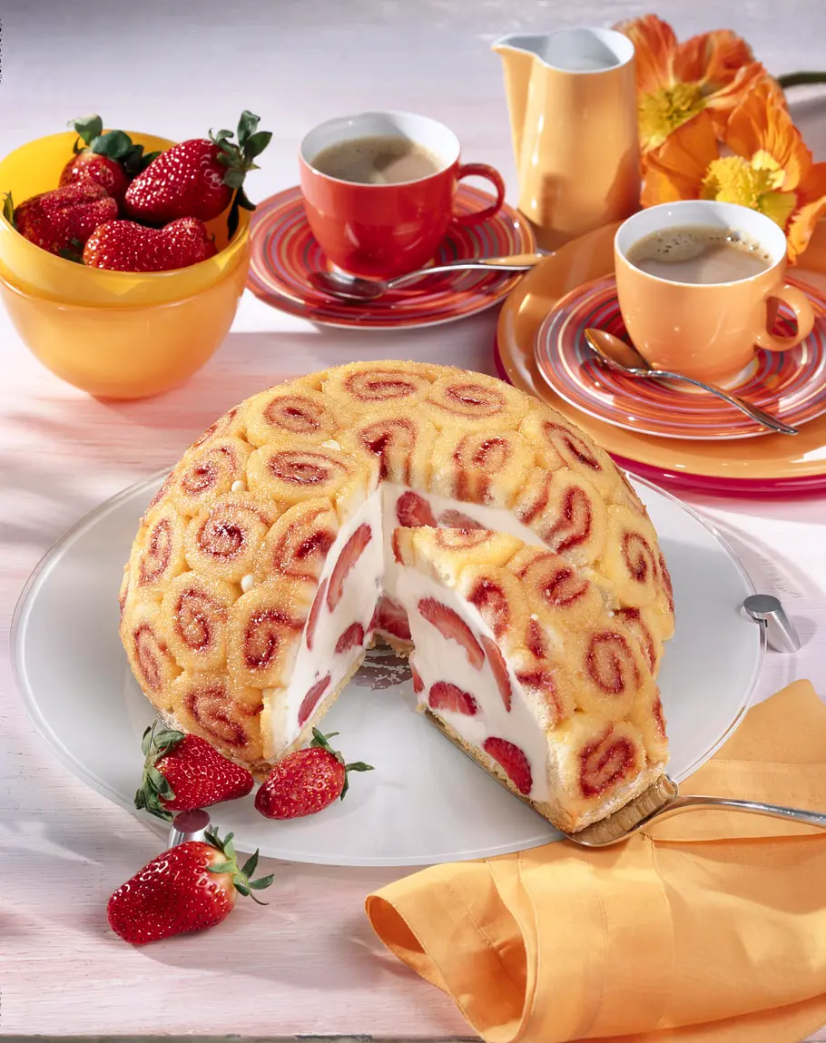 Kuppeltorte mit Biskuitroulade Rezept Kuppeltorte mit Biskuitroulade Rezept