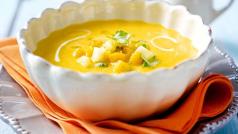 Kürbis-Apfel-Suppe mit Curry Rezept - Foto: House of Food / Bauer Food Experts KG