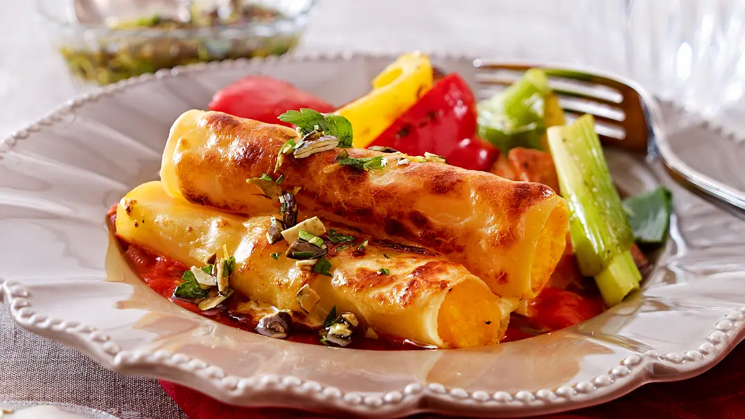 Kürbis-Cannelloni mit Röstgemüse Rezept - Foto: LECKER @ Bauer Media Group Kürbis-Cannelloni mit Röstgemüse Rezept - Foto: LECKER @ Bauer Media Group