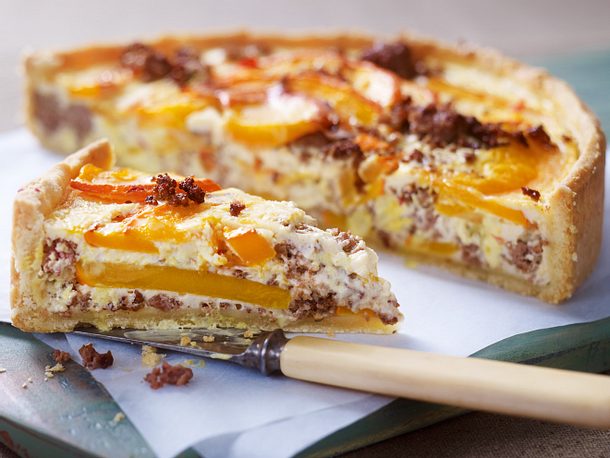 Kürbis-Hack-Quiche mit Schafskäsecreme Rezept