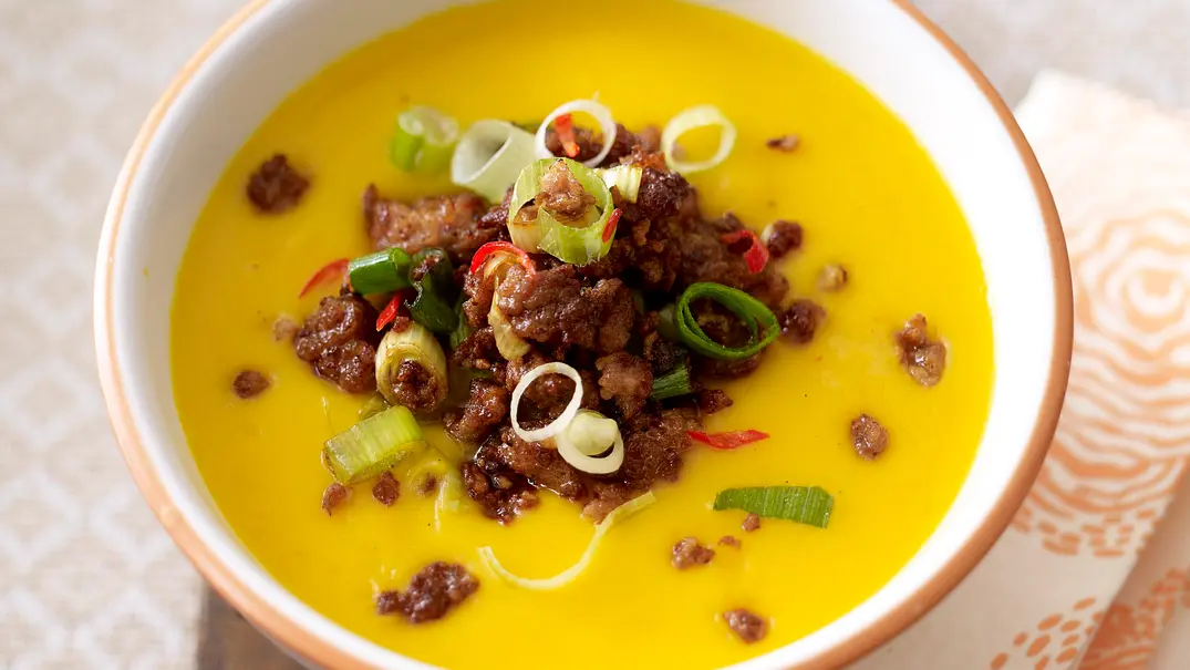 Kürbis-Kartoffel-Suppe mit Hack-Lauchzwiebel-Topping Rezept - Foto: LECKER @ Bauer Media Group