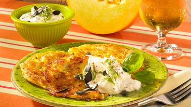 Kürbis-Kartoffelpuffer mit Dip Rezept - Foto: LECKER @ Bauer Media Group