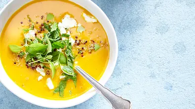Kürbis-Linsen-Suppe mit geröstetem Quinoa Rezept - Foto: LECKER @ Bauer Media Group