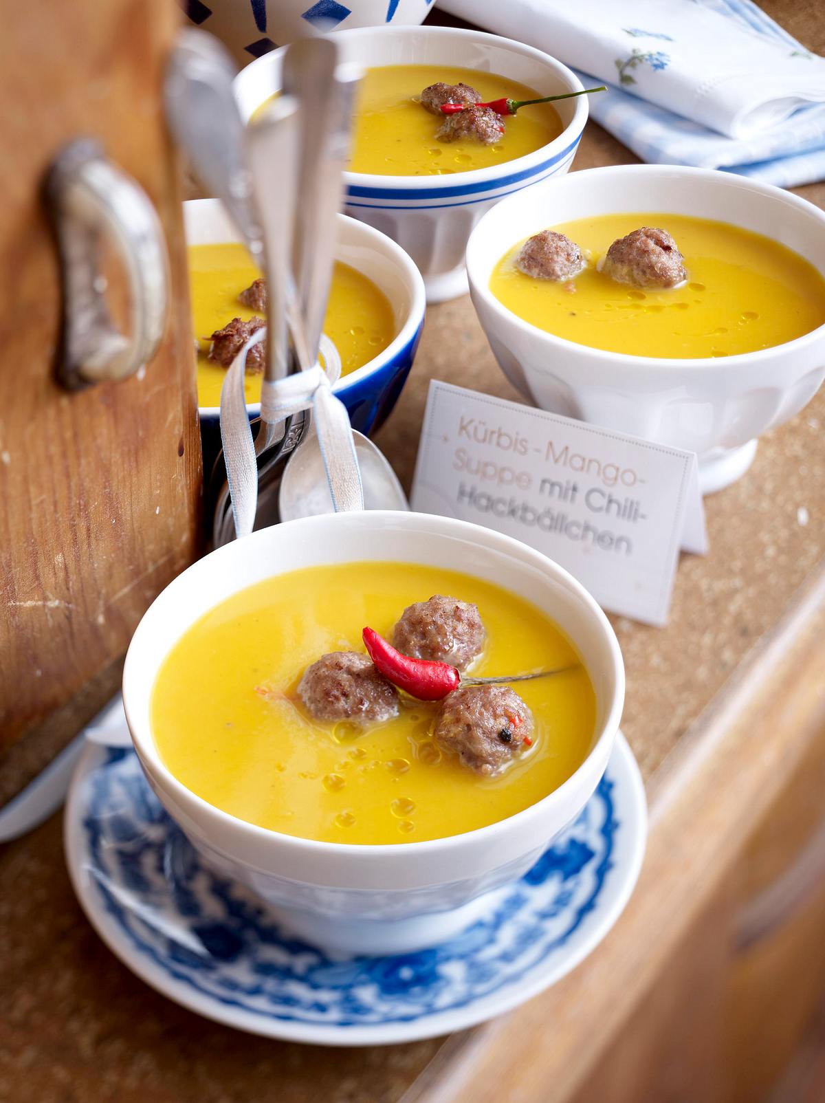 Kürbis-Mango-Suppe mit Chili-Hackbällchen Rezept