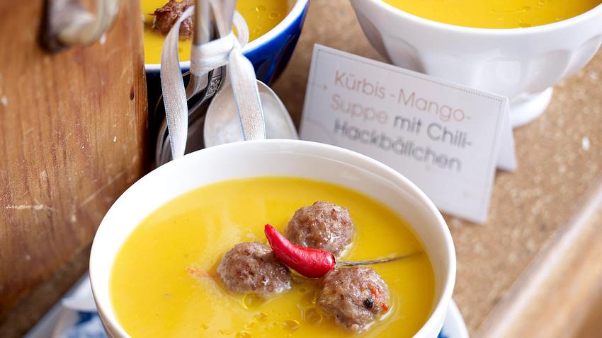 Kürbis-Mango-Suppe mit Chili-Hackbällchen Rezept - Foto: House of Food / Bauer Food Experts KG