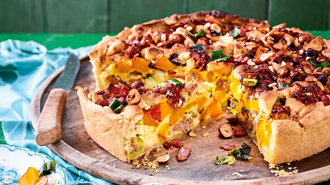 Kürbis-Mett-Quiche mit Nuss-Bacon-Streuseln Rezept - Foto: LECKER @ Bauer Media Group Kürbis-Mett-Quiche mit Nuss-Bacon-Streuseln Rezept - Foto: LECKER @ Bauer Media Group